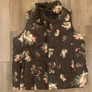 Womens Land’s End olive green /floral puffer vest in size 1x